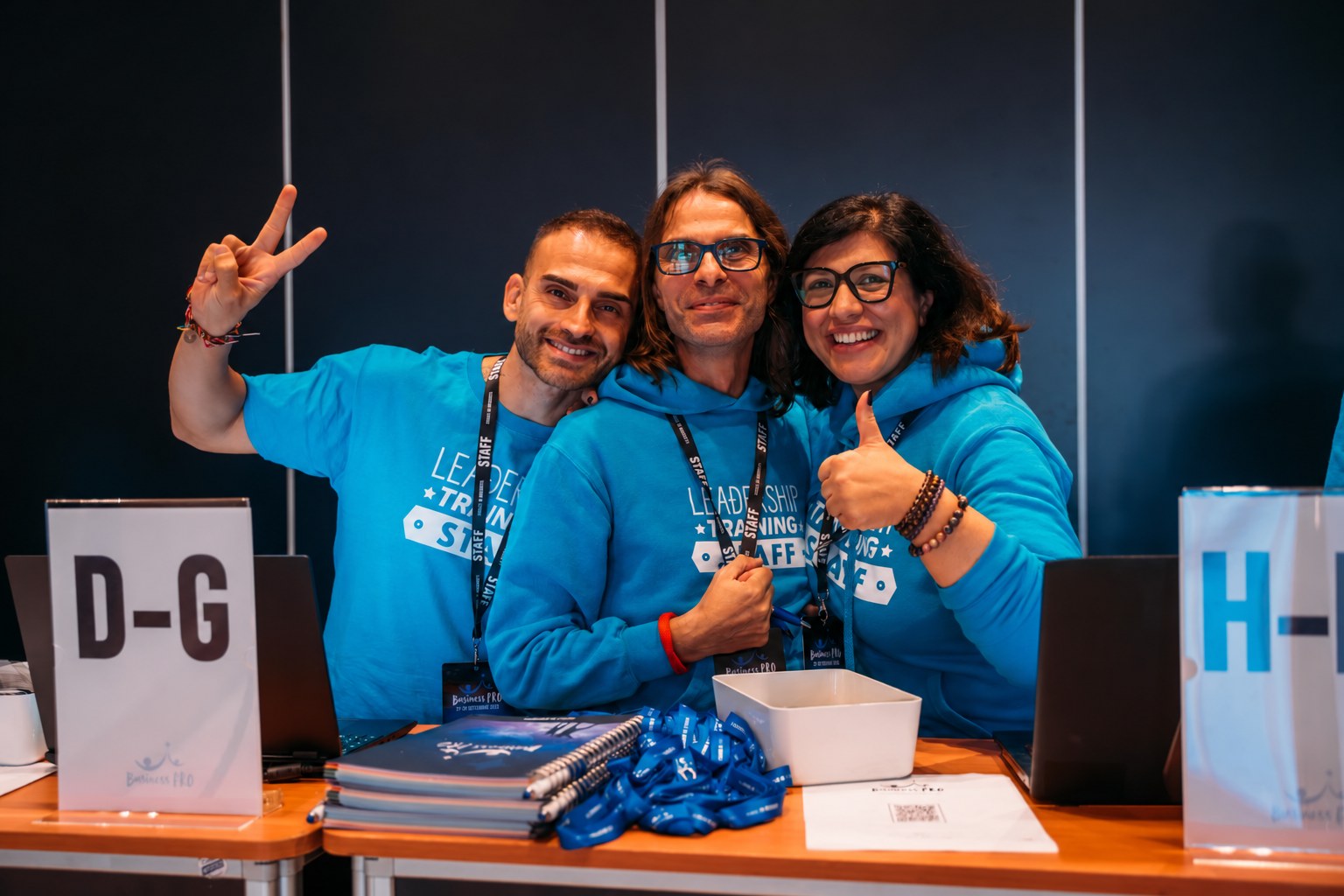Tre membri dello staff al banco di accoglienza