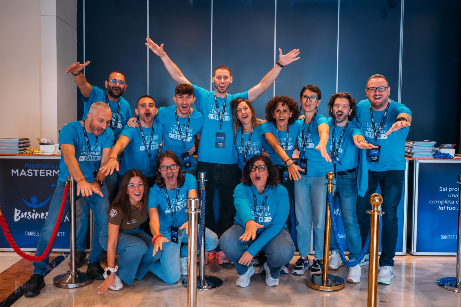 Foto di gruppo dello staff con le braccia aperte