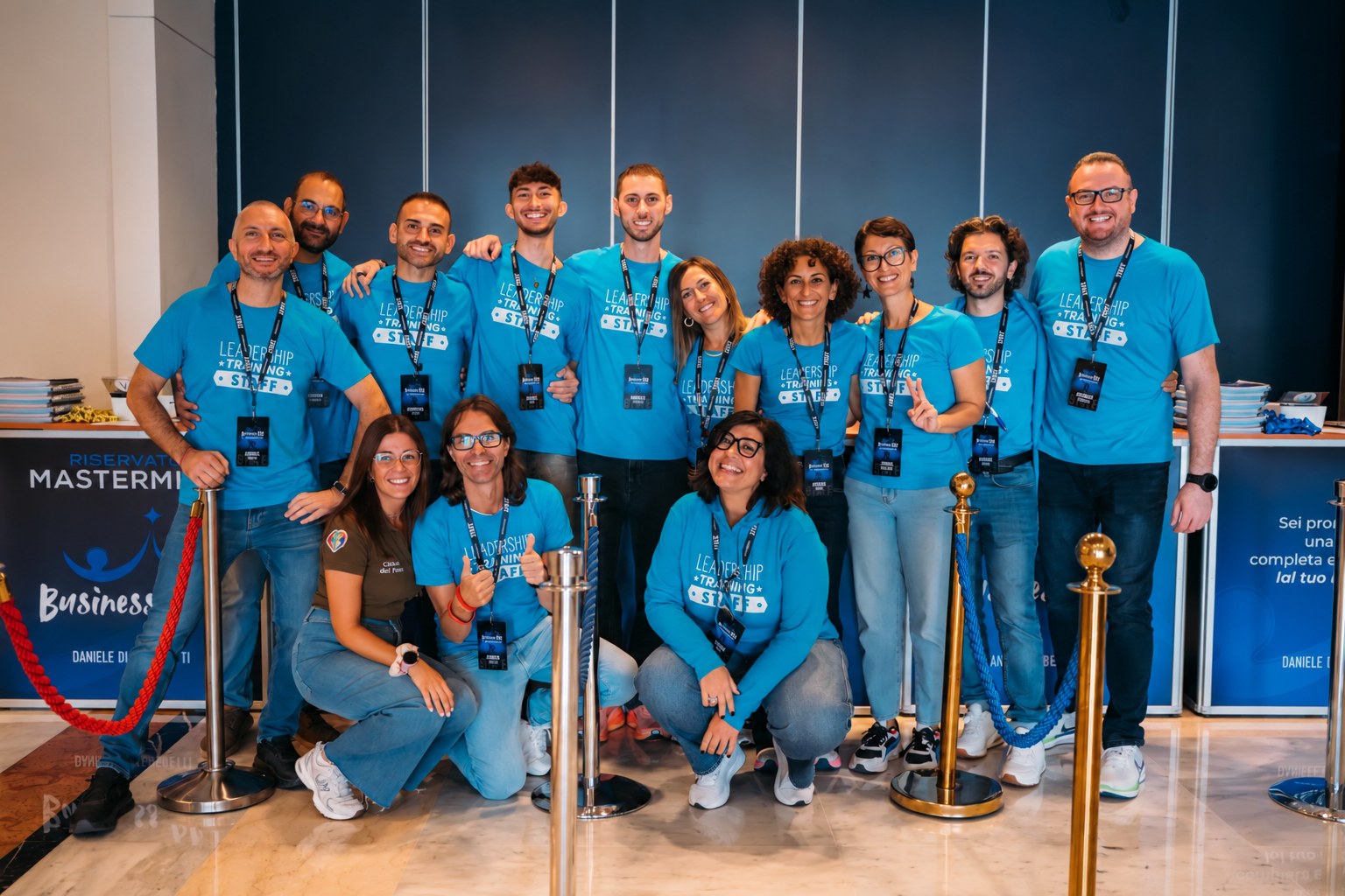 Staff riunito al banco di accoglienza