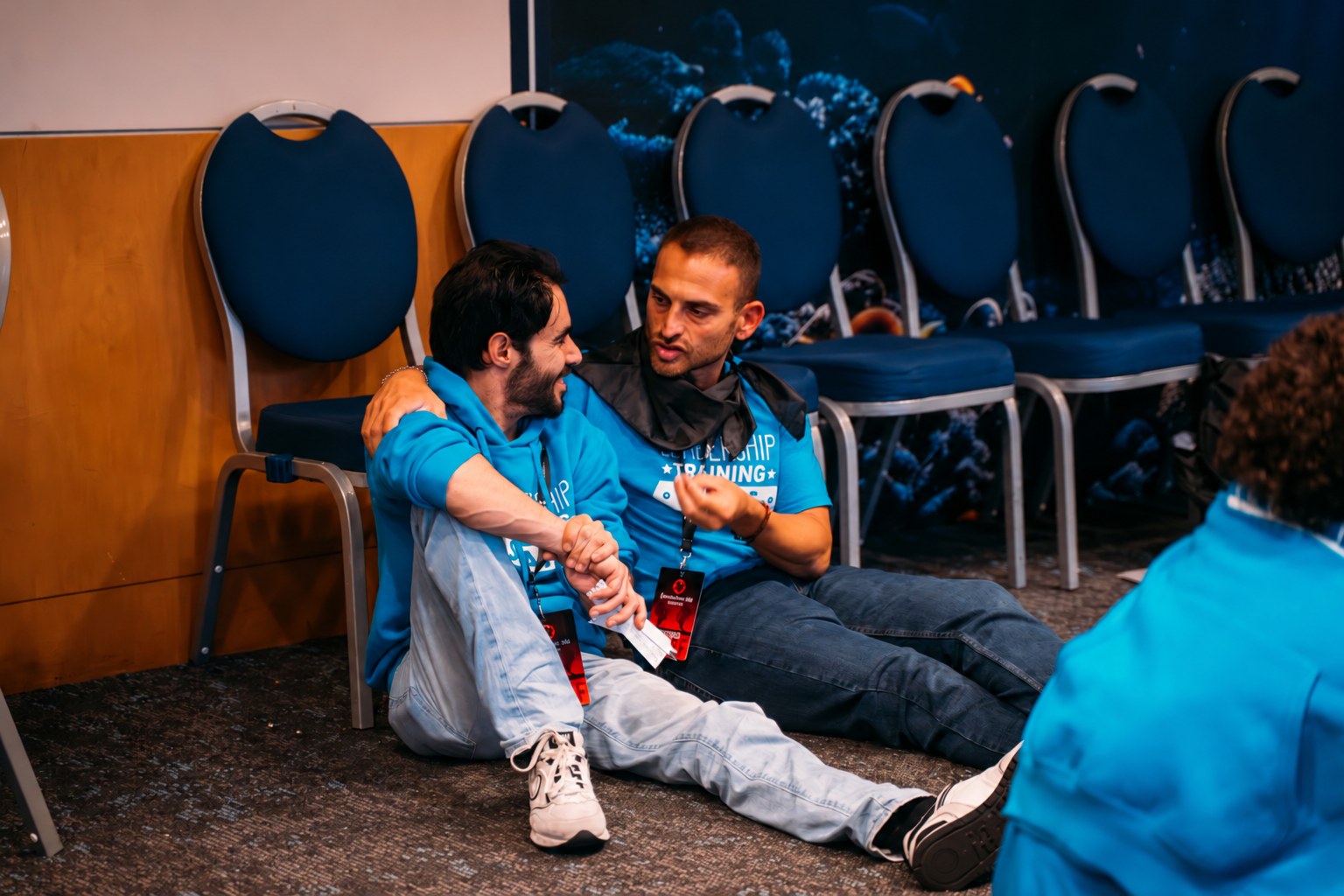 Conversazione tra due membri dello staff