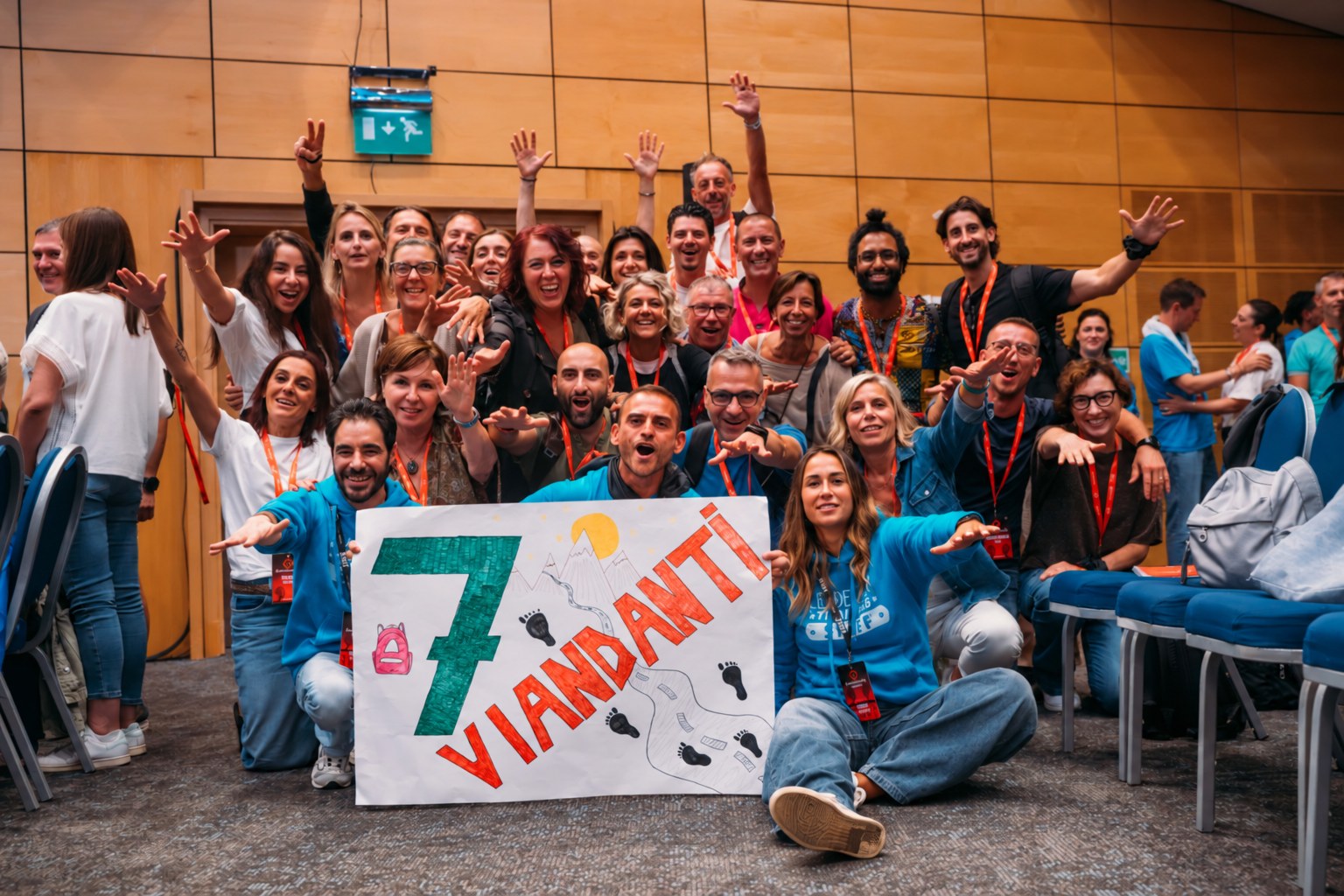 Foto di gruppo con il cartellone Viandanti