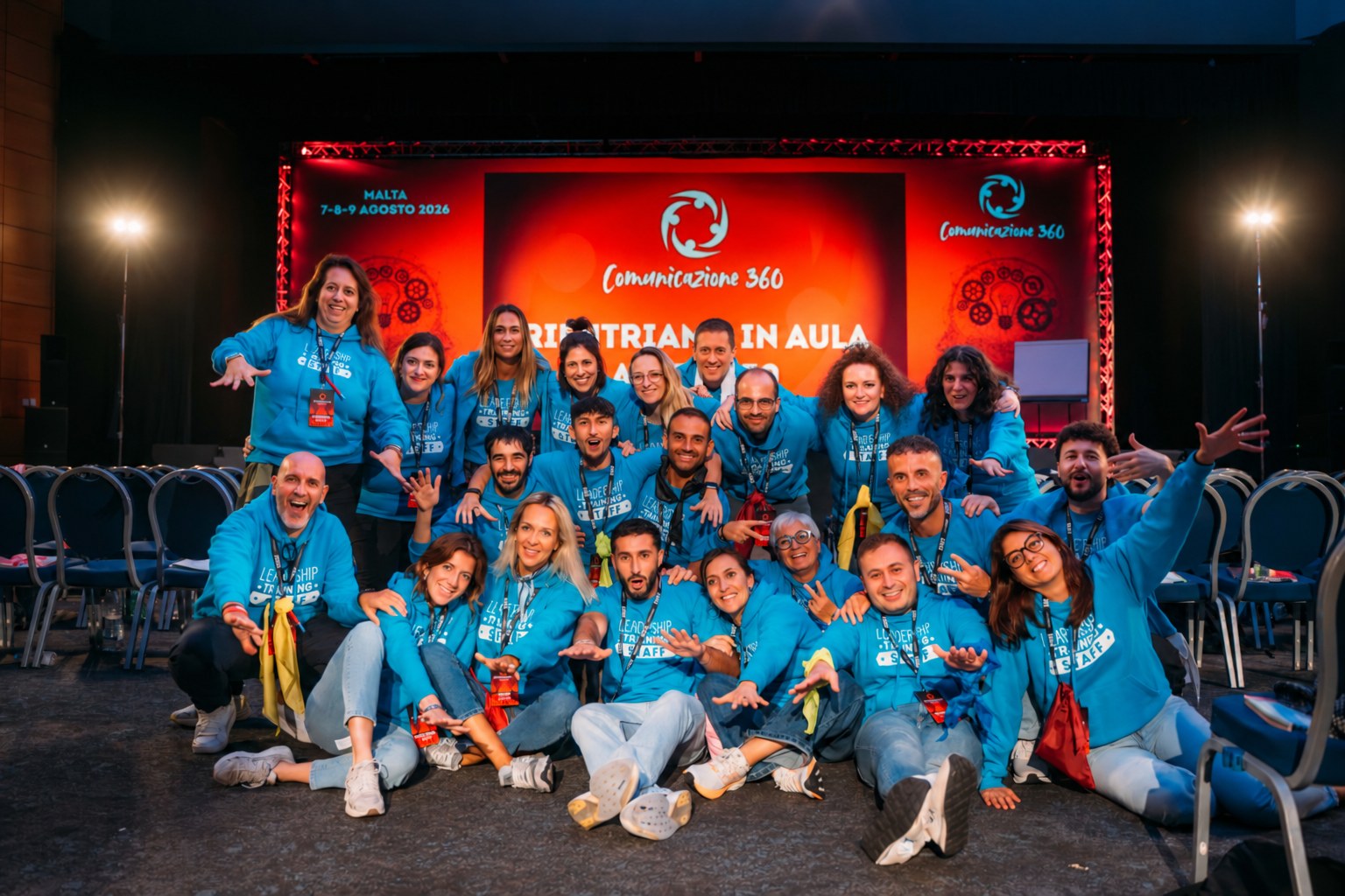 Foto dello staff davanti al palco di Comunicazione 360