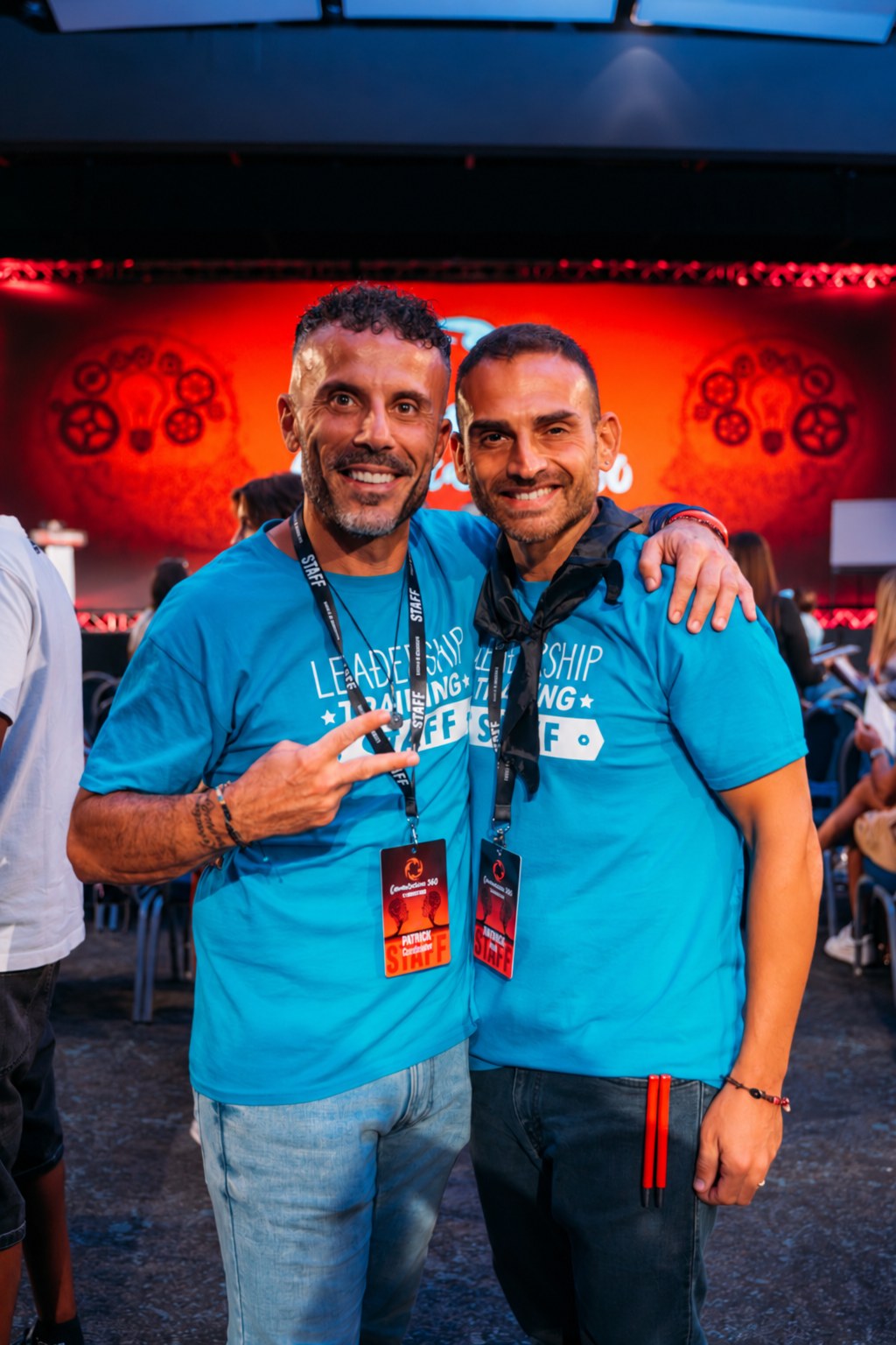 Due membri dello staff davanti al palco