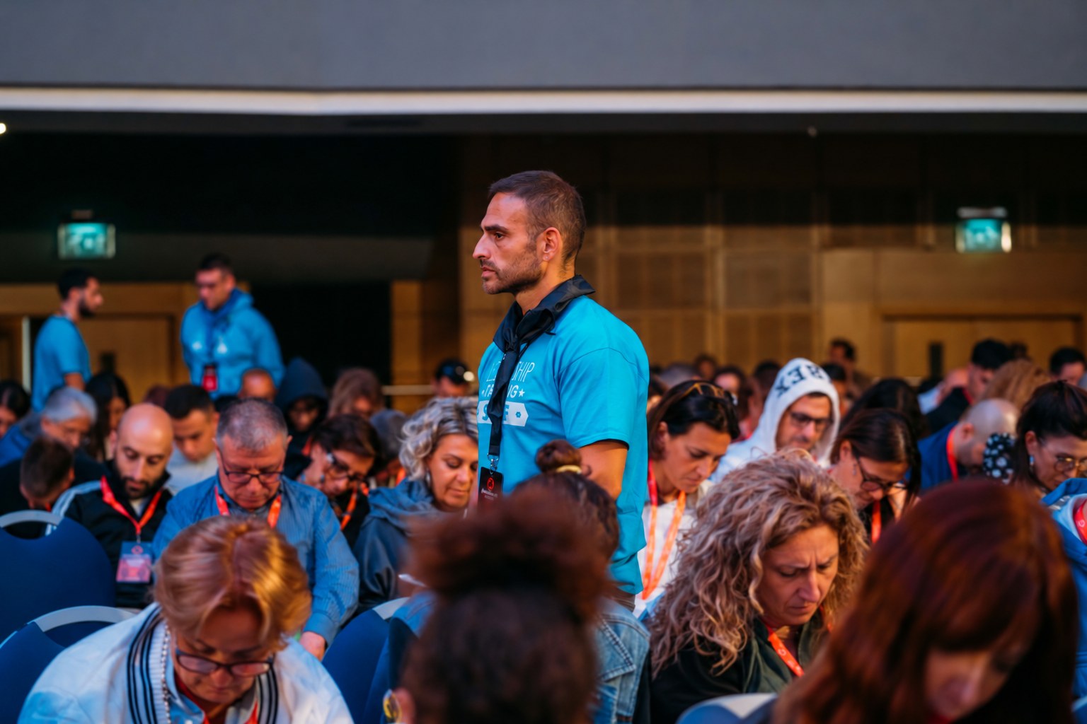 Staff tra i partecipanti durante un esercizio
