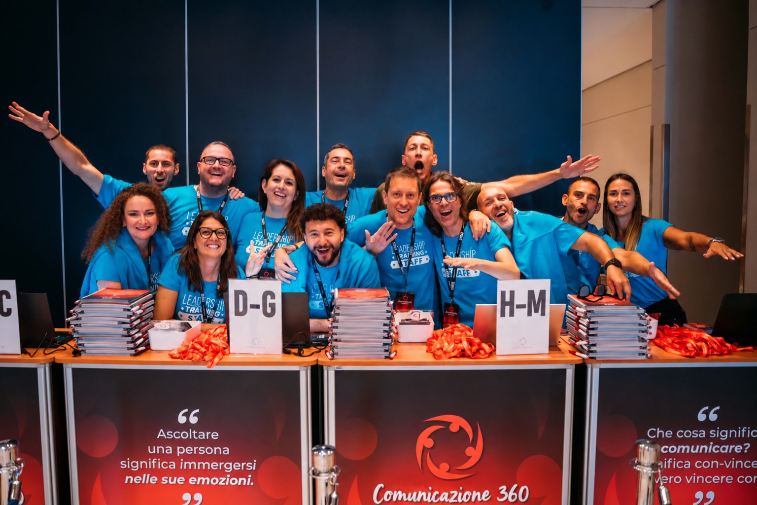 Staff al banco di accoglienza di Comunicazione 360