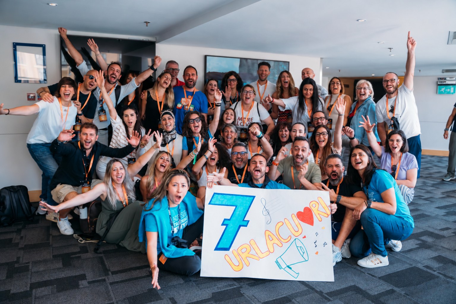 Foto di gruppo con il cartellone Urlacuori