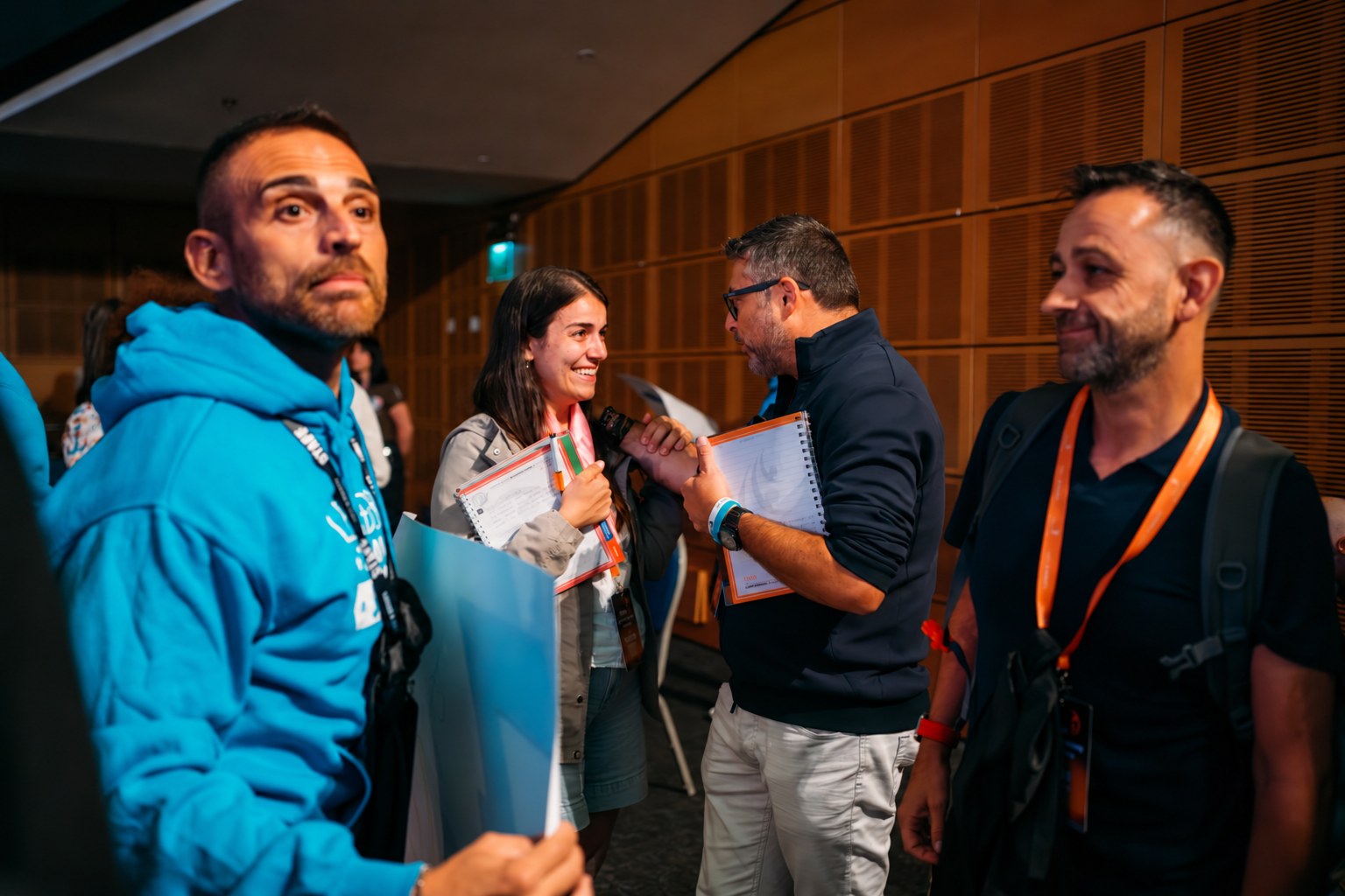 Confronto tra staff e partecipanti con i quaderni dell’evento